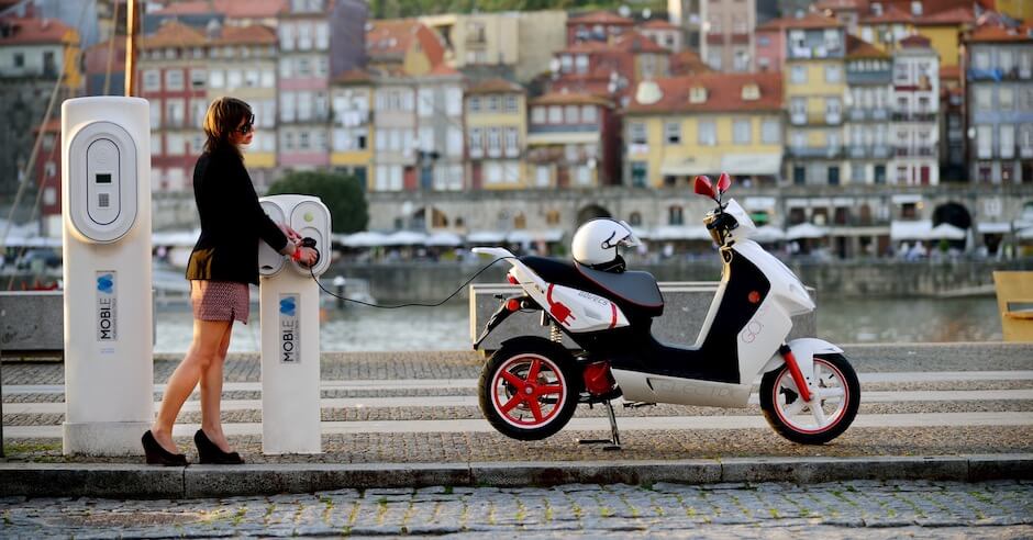 elektrische scooter opladen