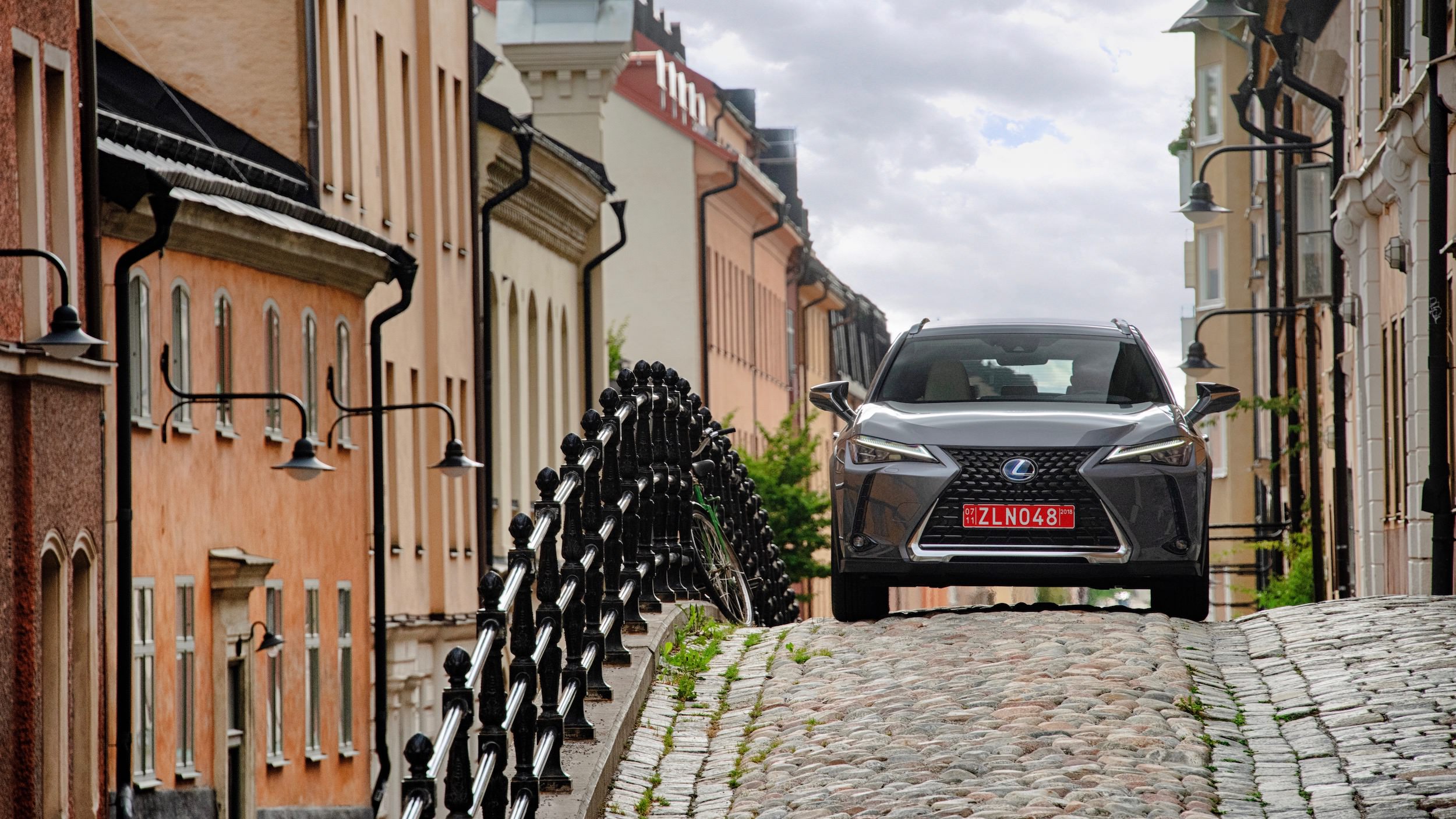 Lexus UX 250h front