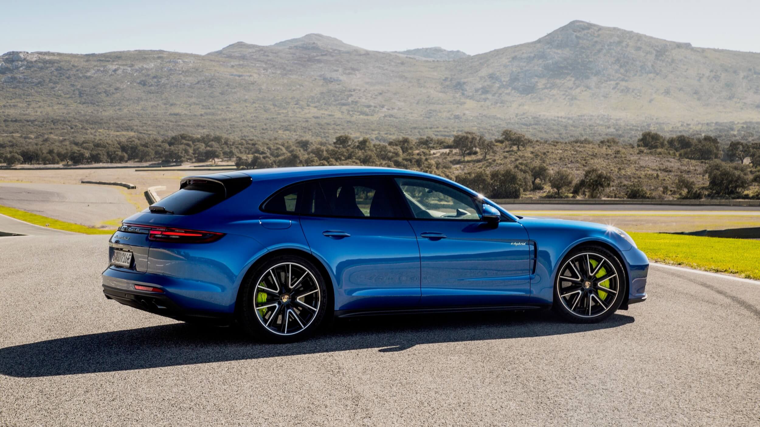 Blauwe Porsche Panamera Sport Turismo