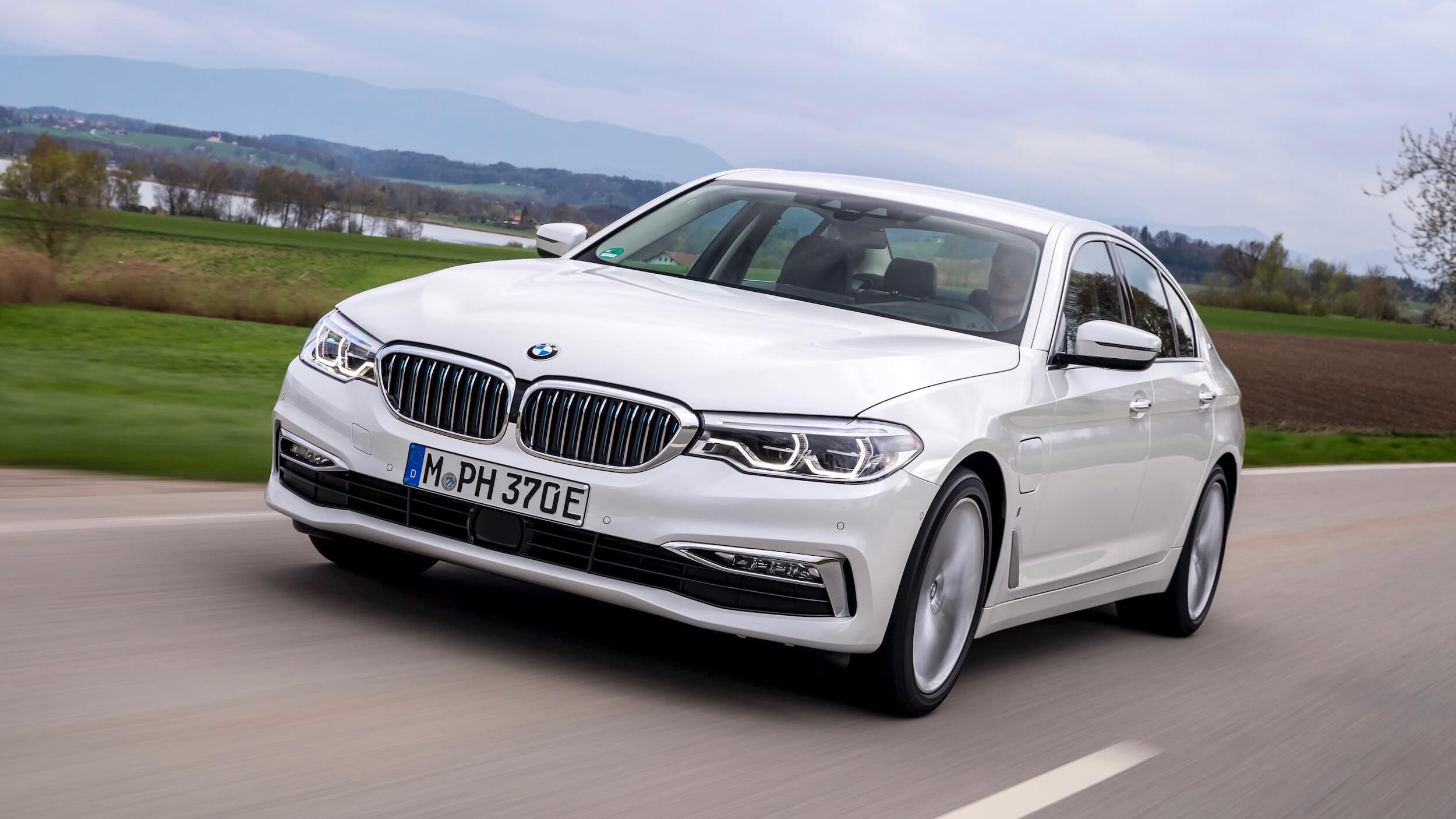 Hybrid BMW 530e white