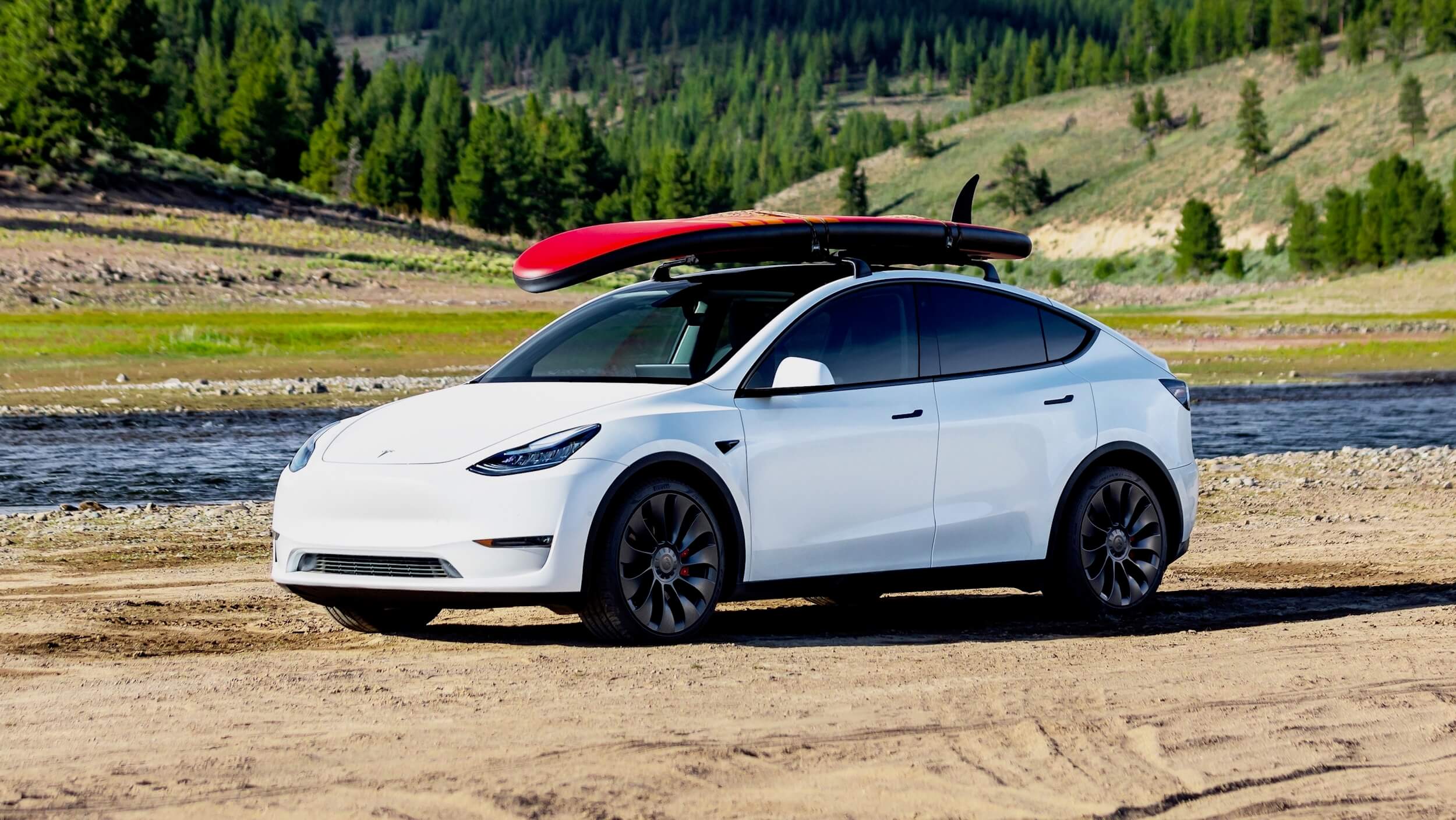 2021 Tesla Model Y met surfbord