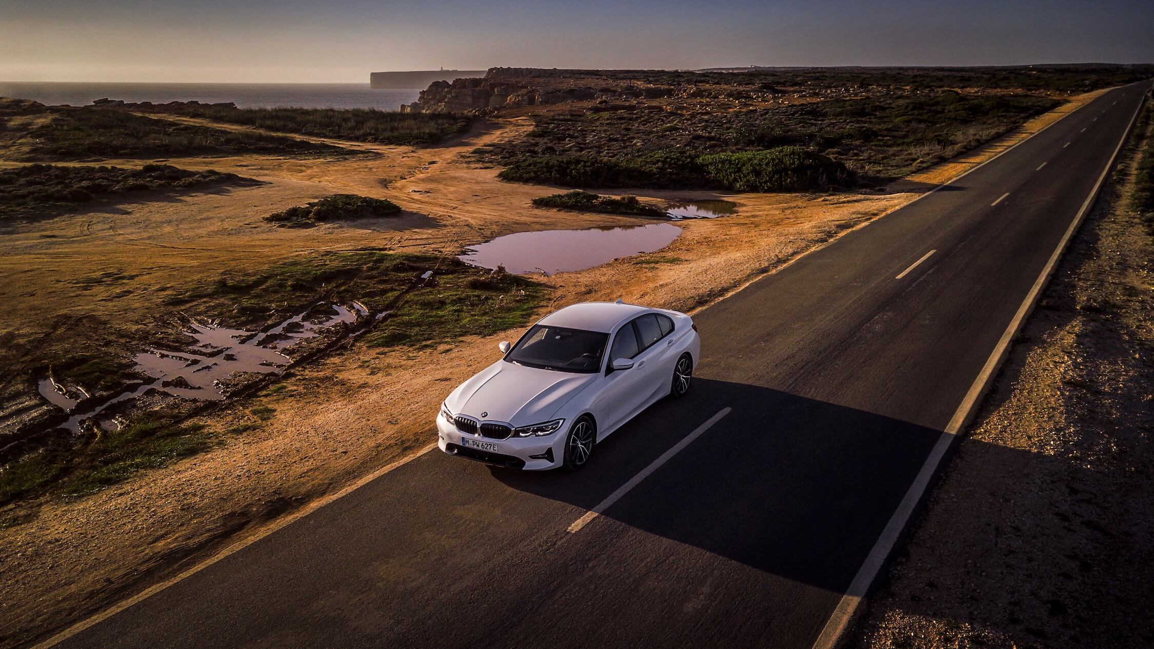 BMW 330e rijdend