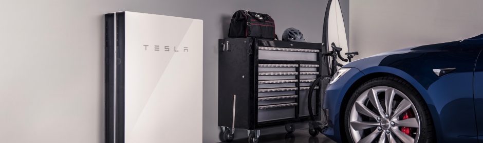 Tesla thuisbatterij naast Model S
