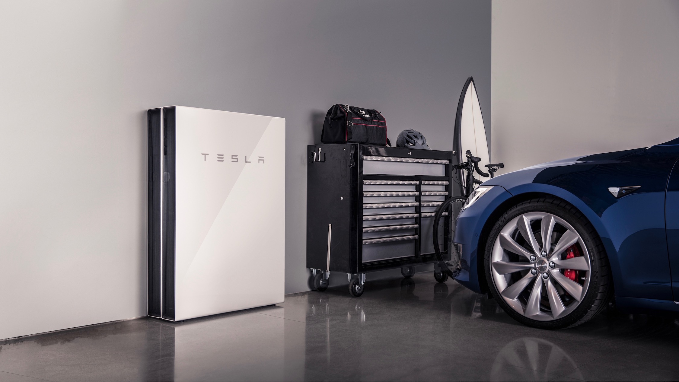 Tesla thuisbatterij naast Model S