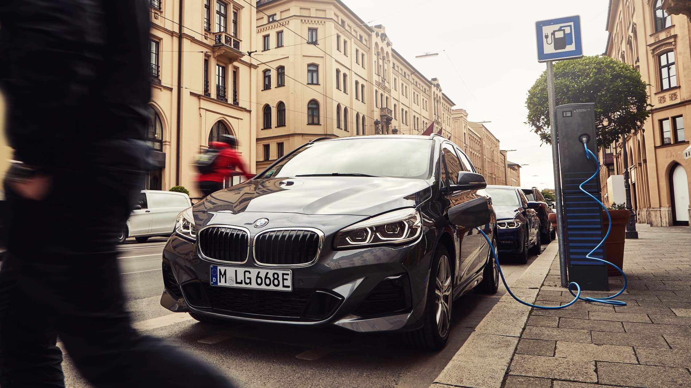 hybride BMW 225xe opladen