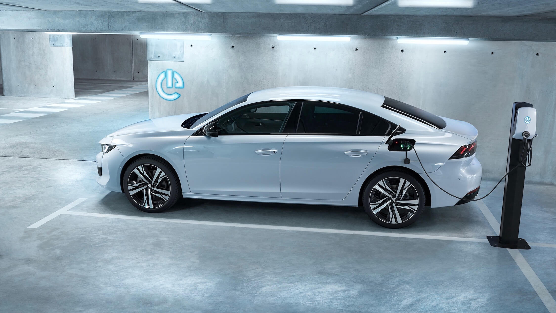 Hybride Peugeot 508 opladen