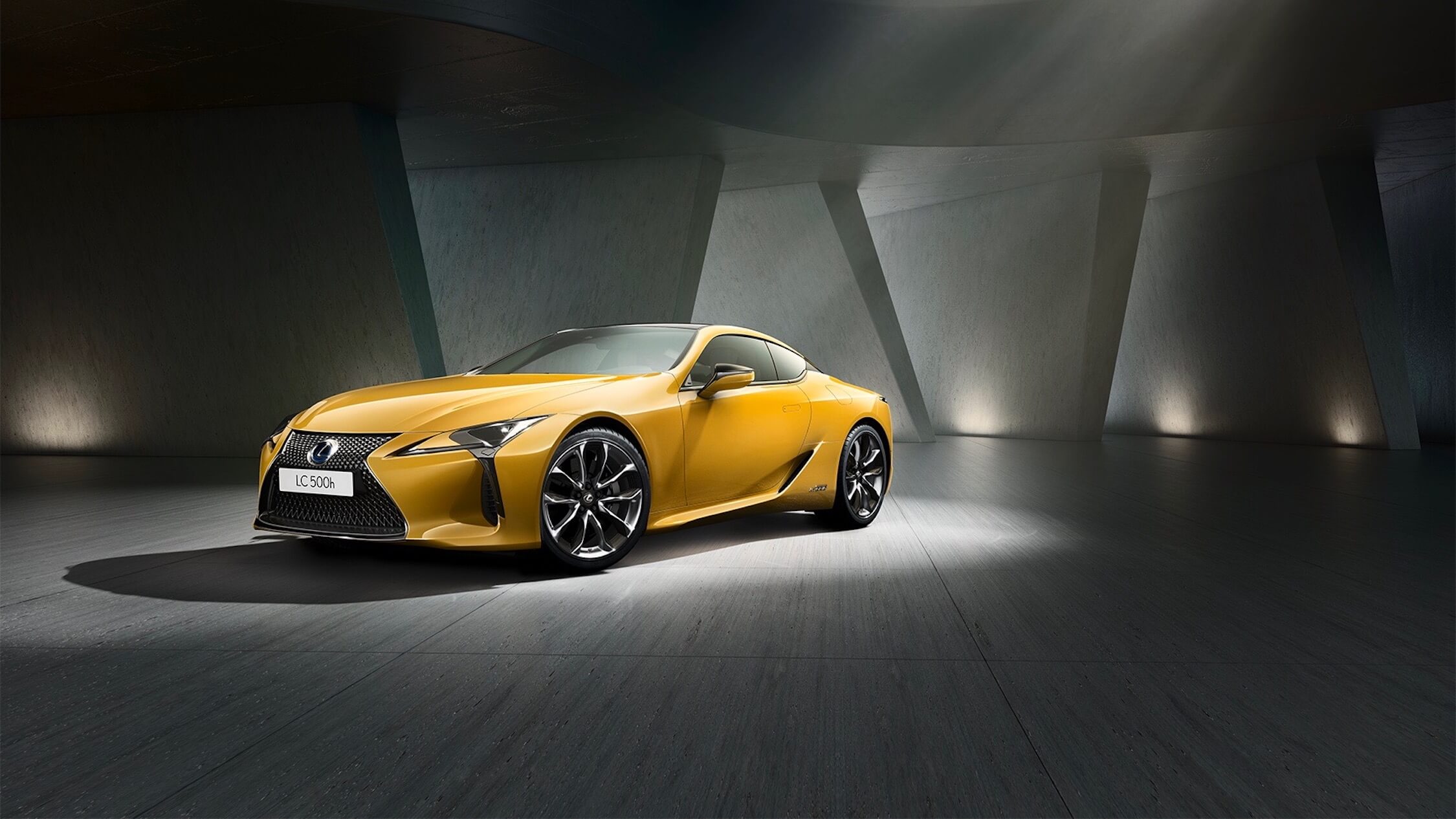 Lexus LC 500h geel