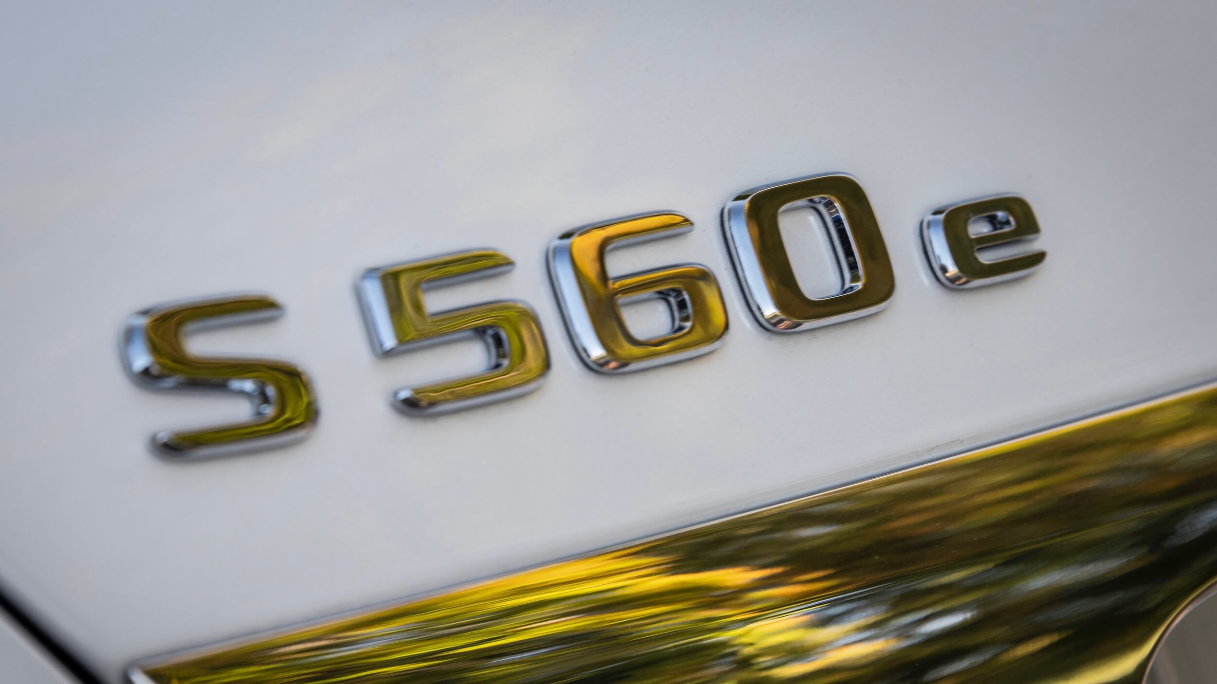 Mercedes S 560e badge