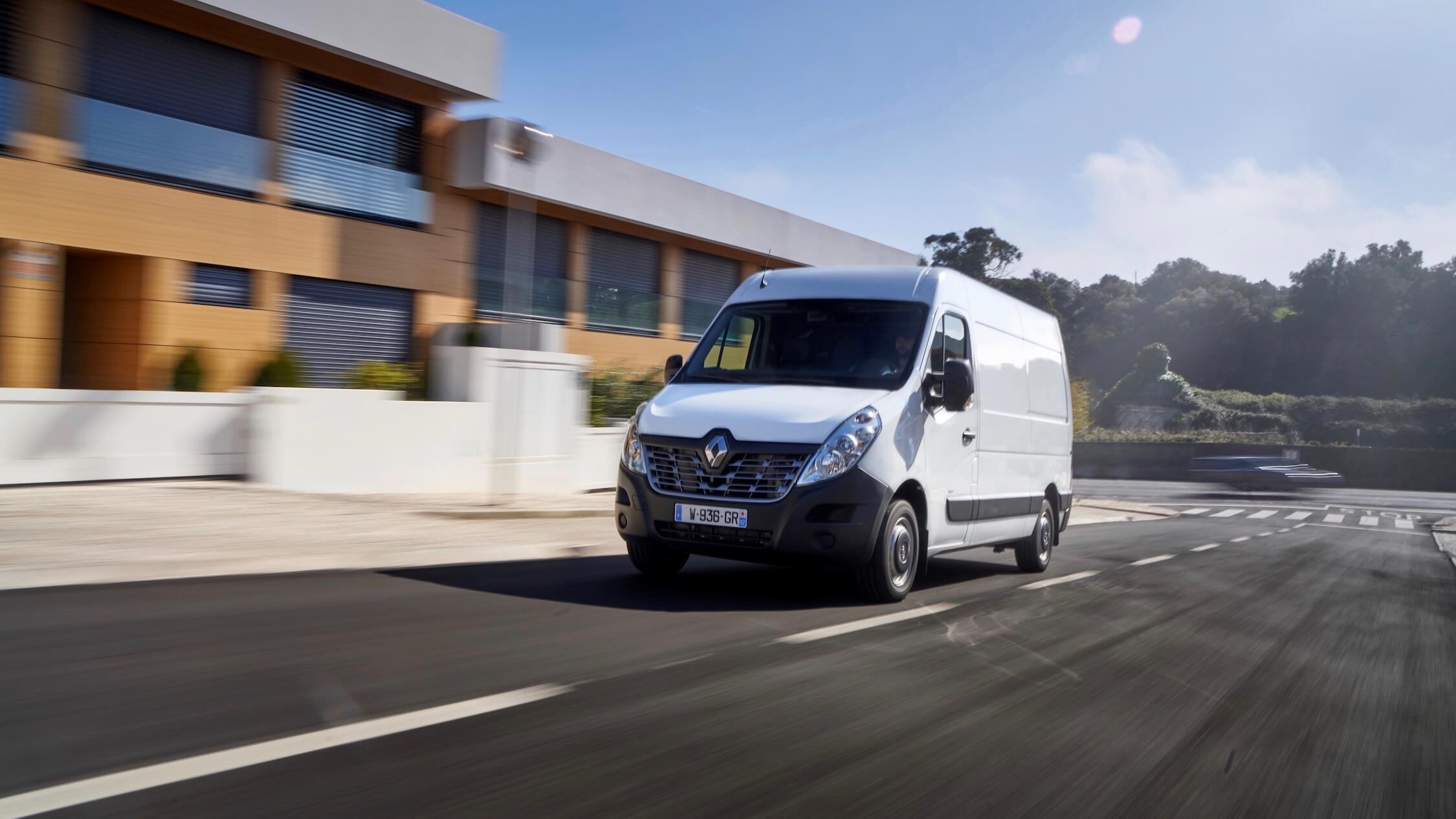 Renault Master ZE rijdend