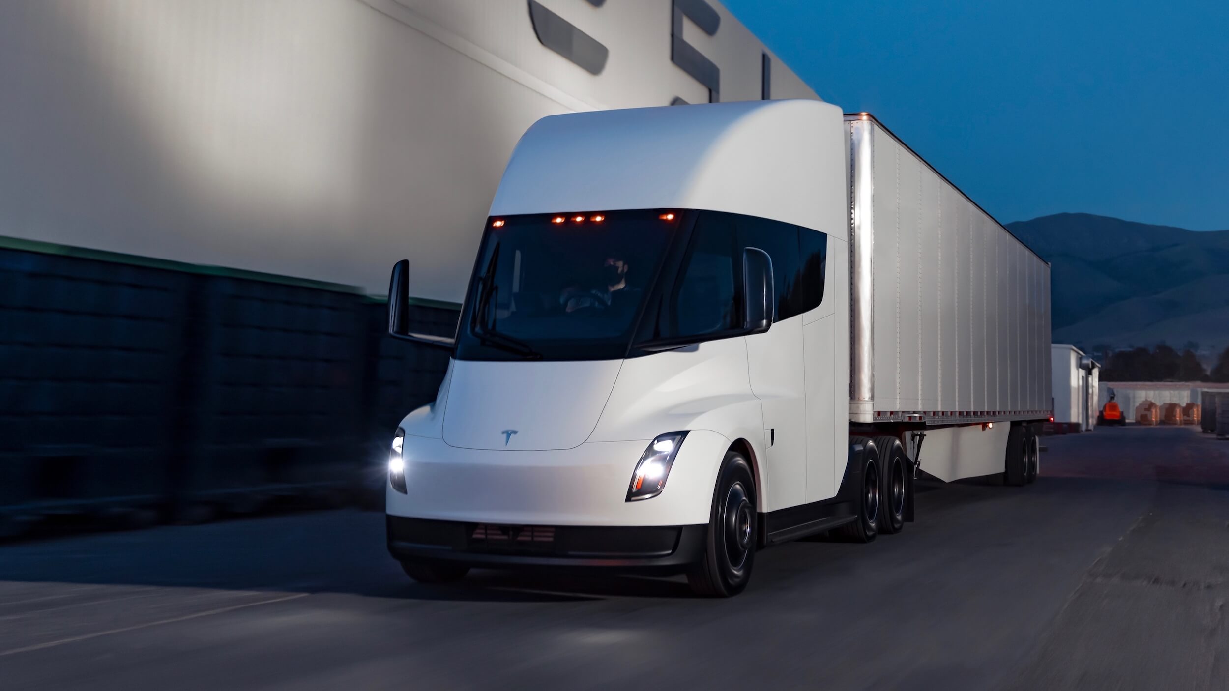 Tesla Semi met aanhanger