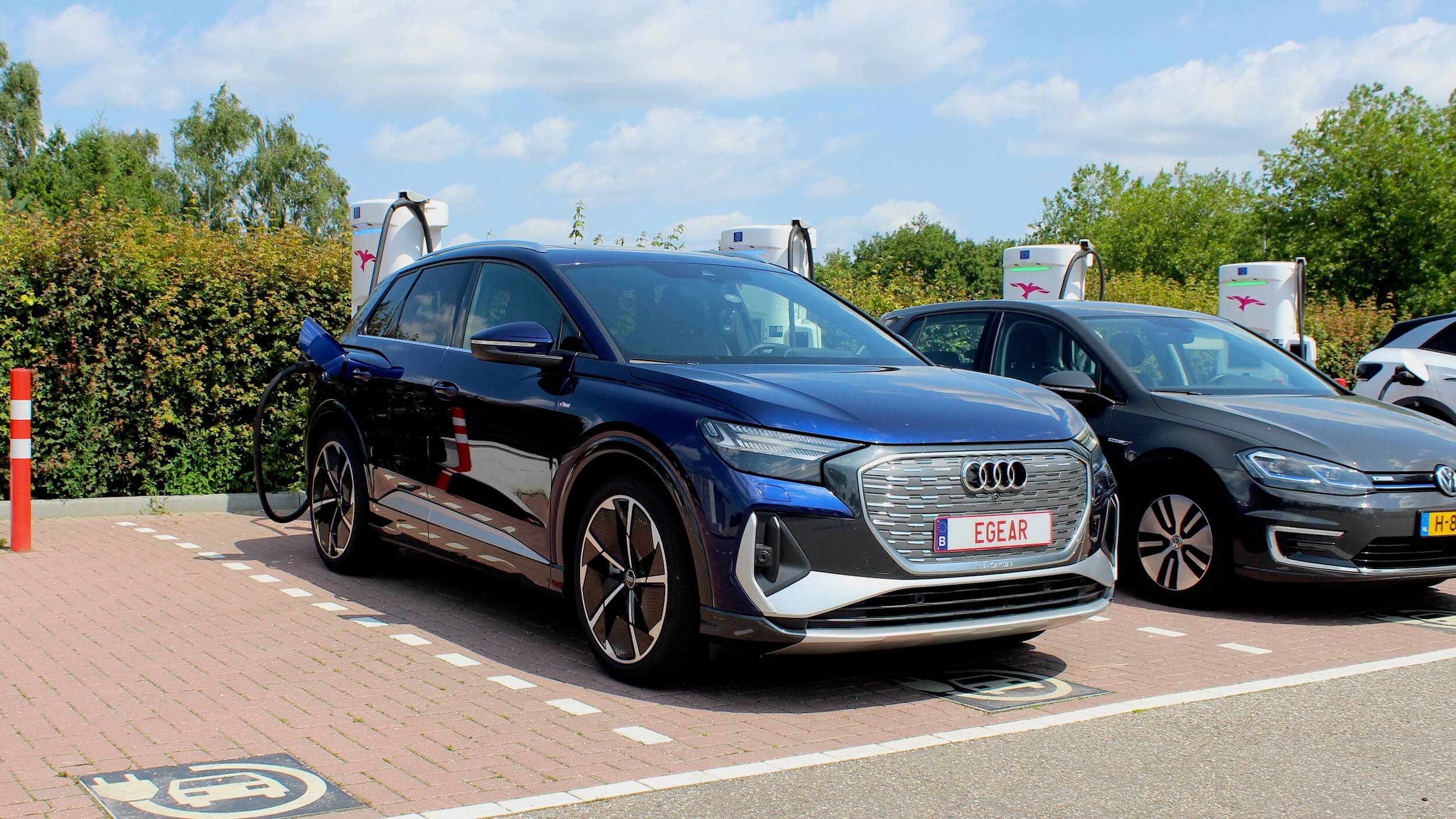 Audi Q4 e tron voorkant EGEAR elektrische SUV aan laadpaal Ionity