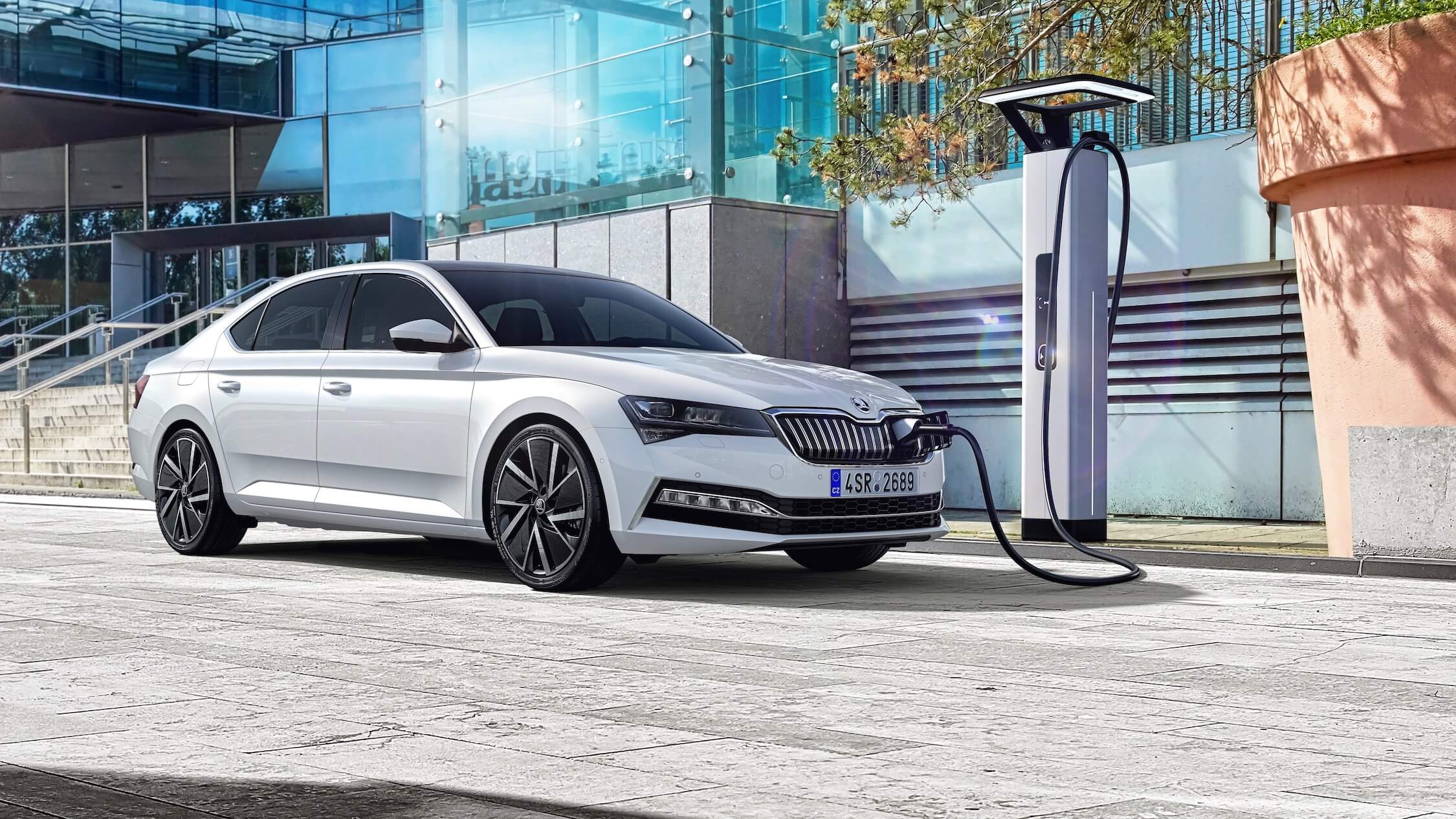 Skoda Superb iV hybride opladen