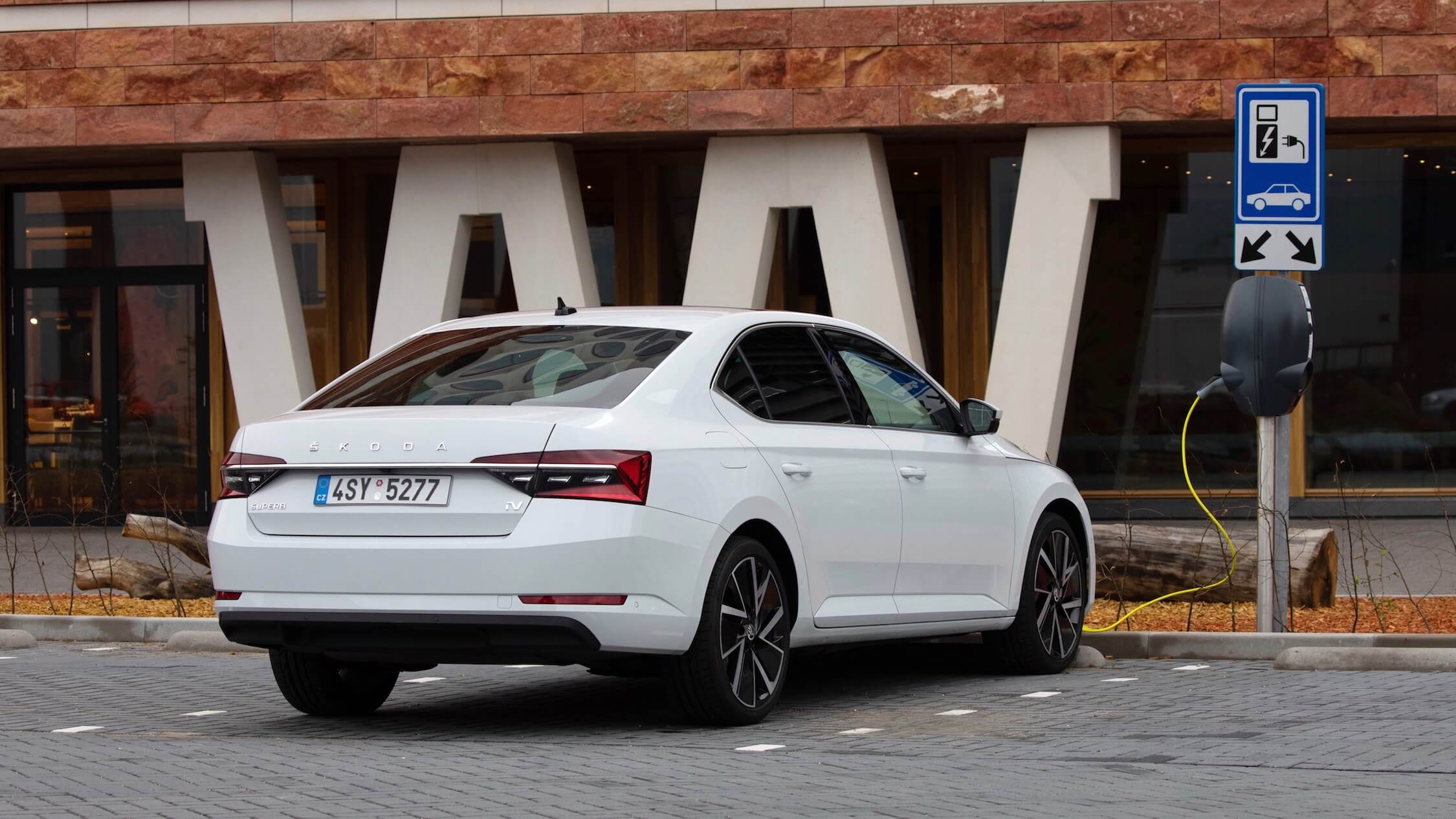 witte Skoda Superb iV