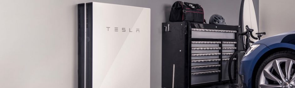 tesla huisbatterij in garage