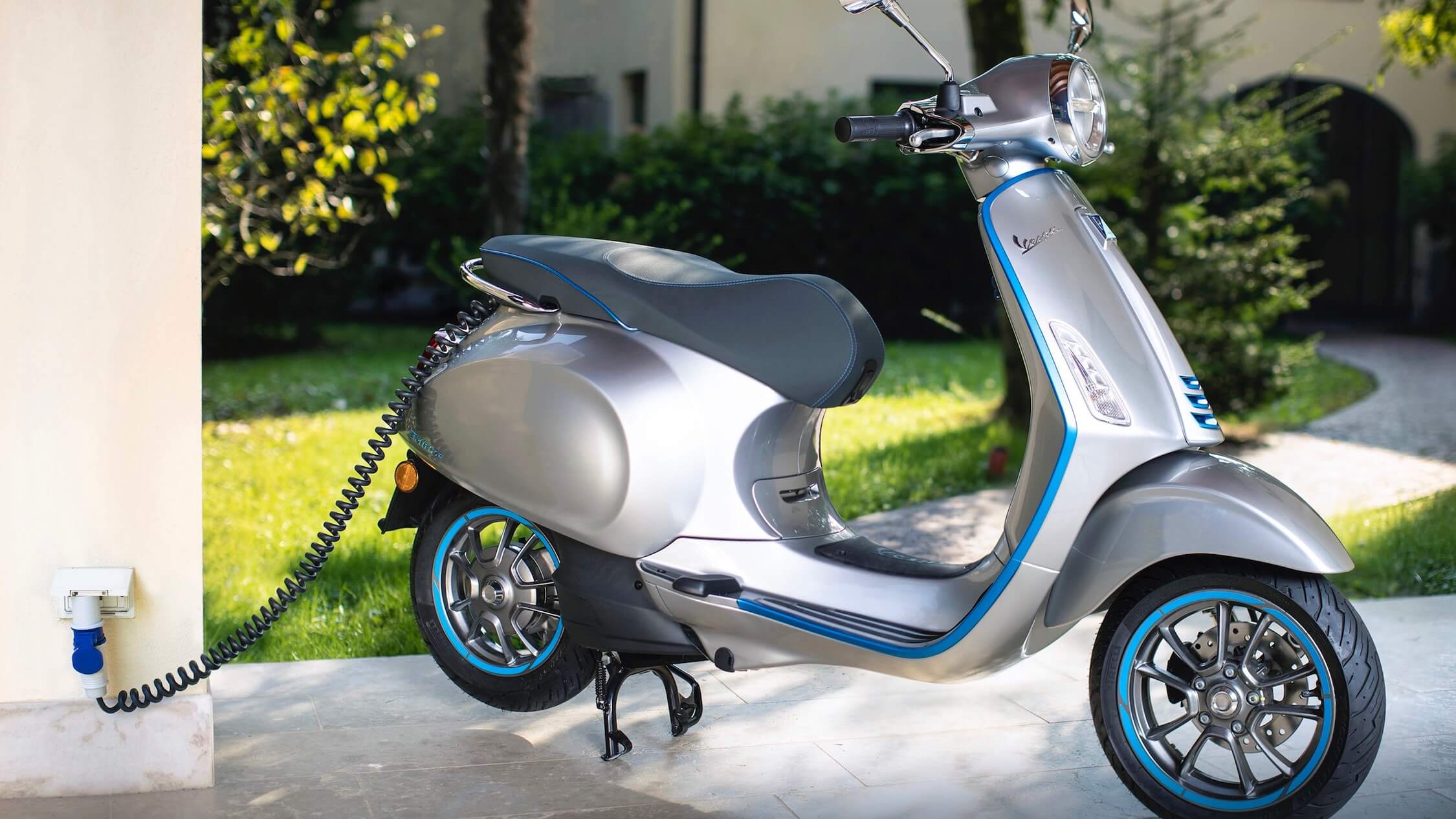 elektrische Vespa elettrica opladen