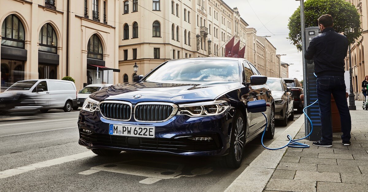 hybride BMW 530e opladen