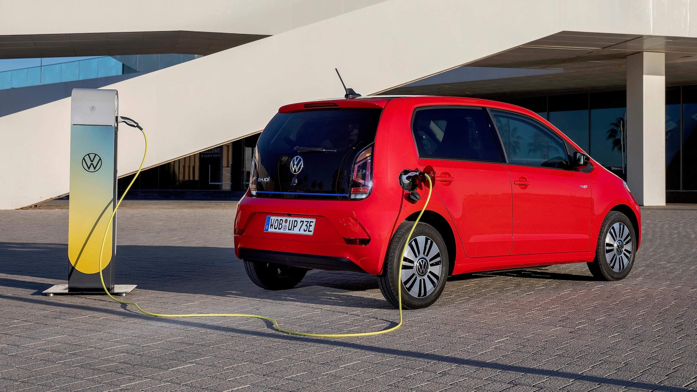 Elektrische Volkswagen e-Up aan laadpunt