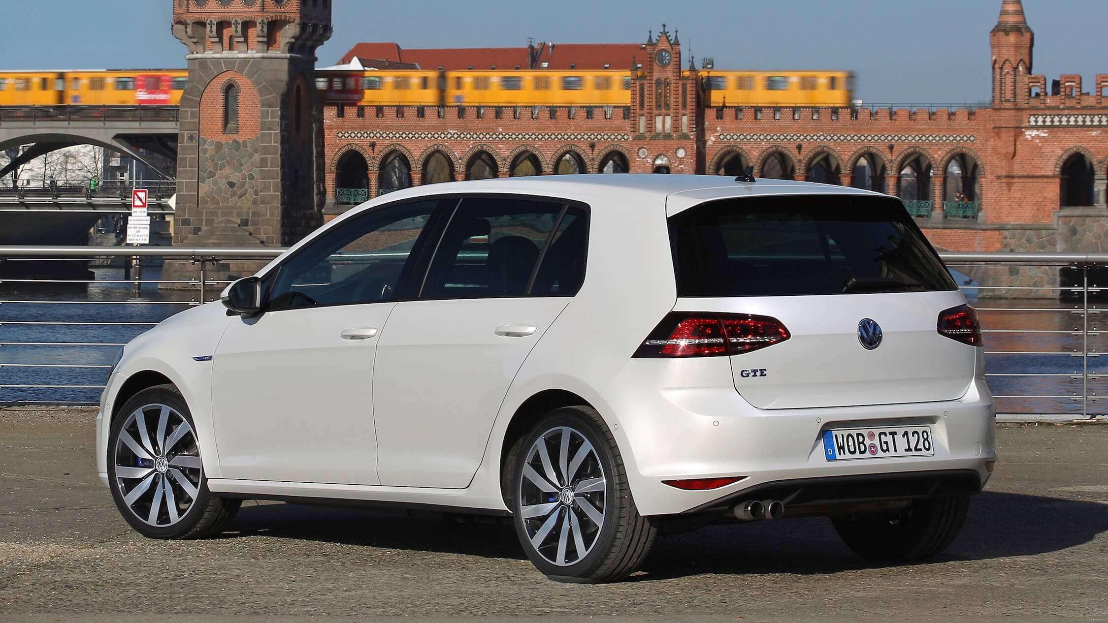 VW Golf GTE wit