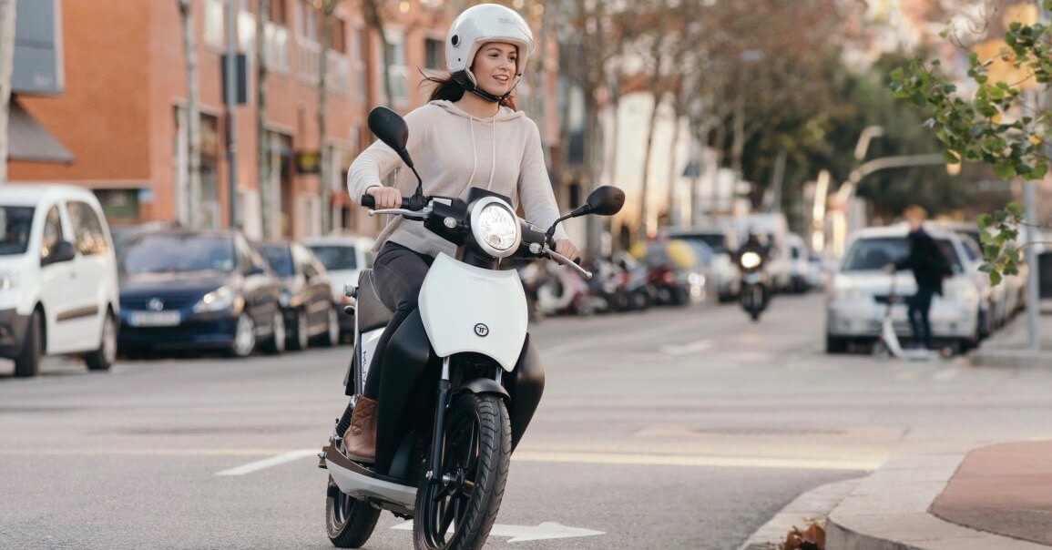 meisje op elektrische scooter
