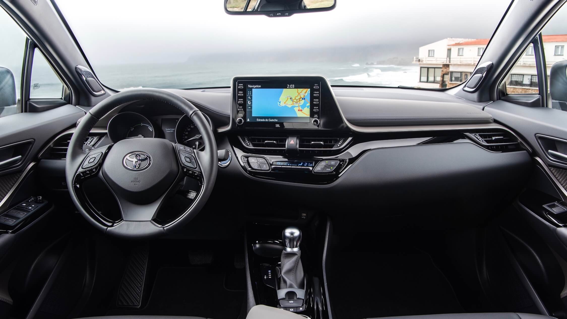 nieuwe Toyota C-HR dashboard en stuur