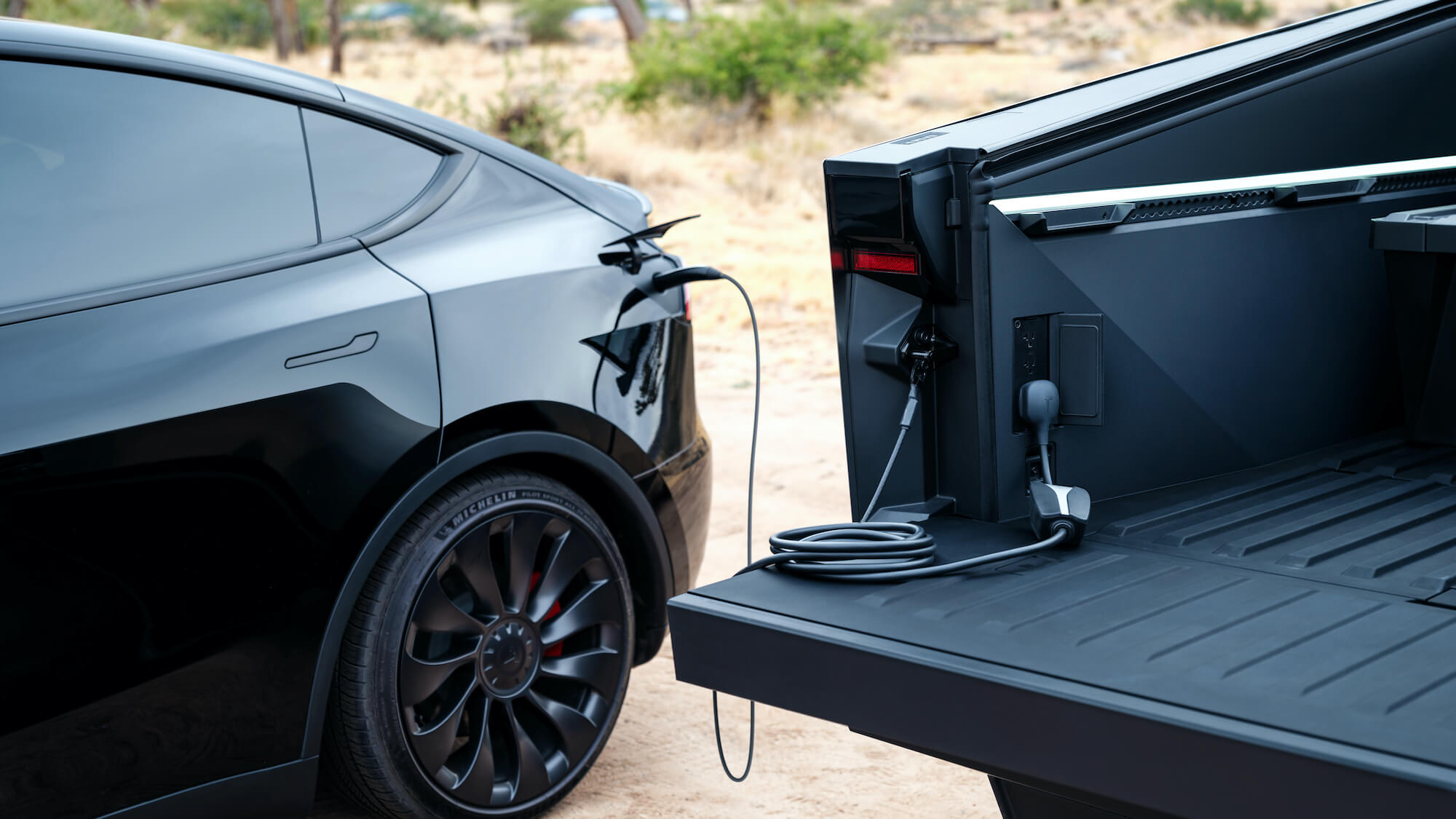 Tesla Cybertruck andere auto opladen