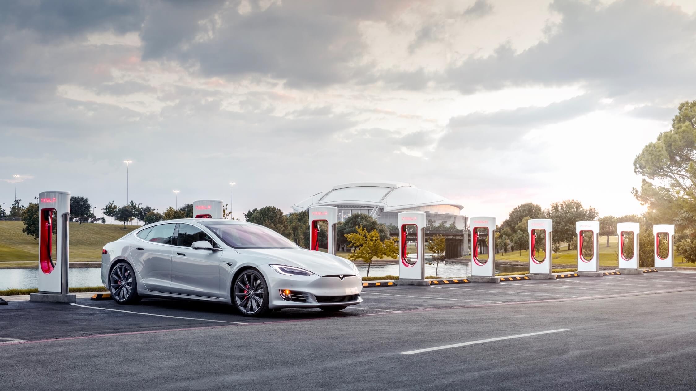 Tesla Model S aan Supercharger