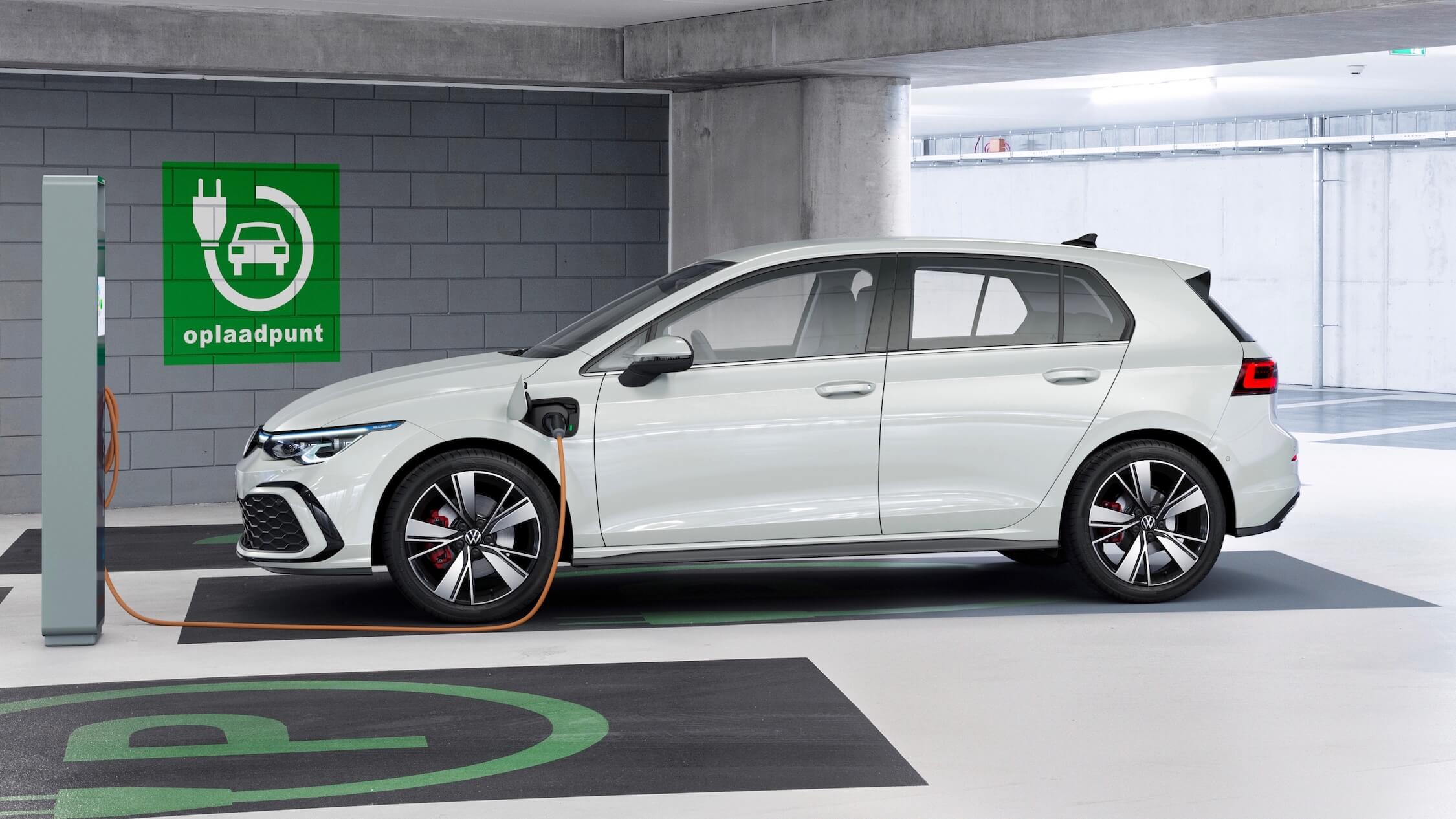 VW Golf GTE opladen