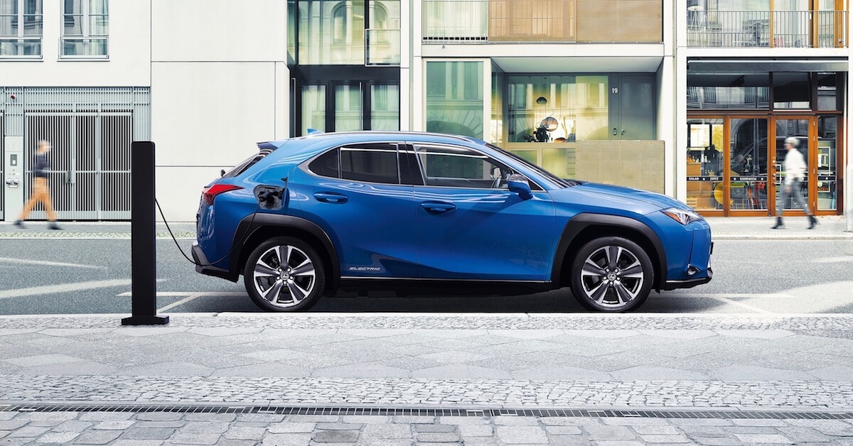 elektrische Lexus UX 300e aan laadpaal