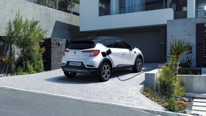 Renault Captur hybride aan laadpaal