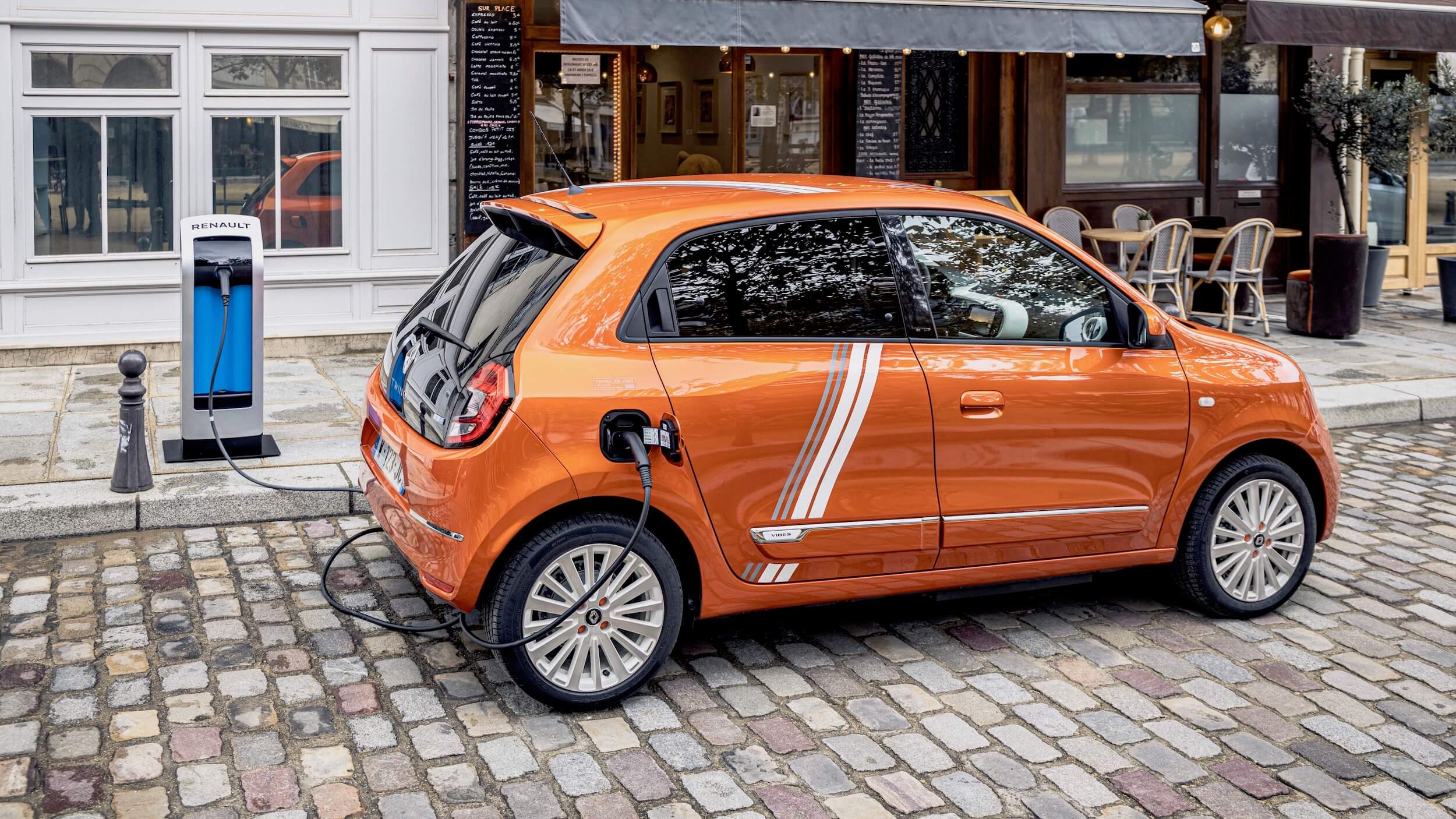 Renault Twingo ZE aan laadpaal