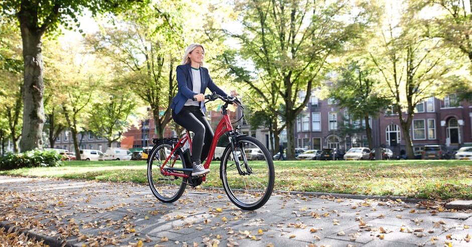 jonge-vrouw-op-rode-elektrische-fiets