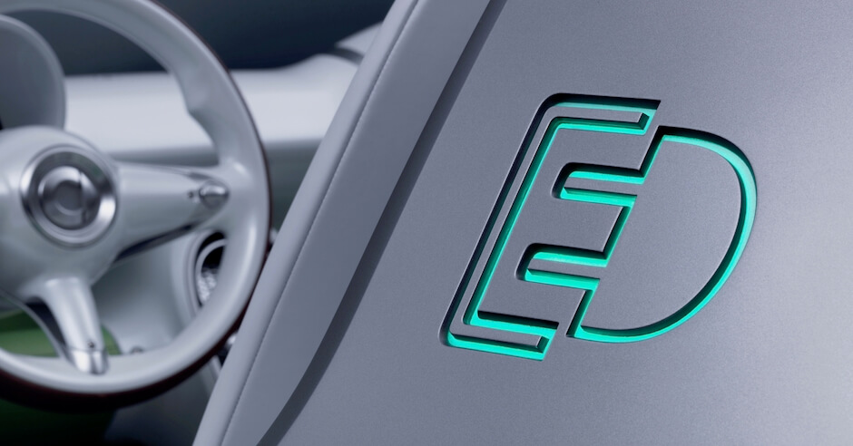 stekker logo op elektrische auto