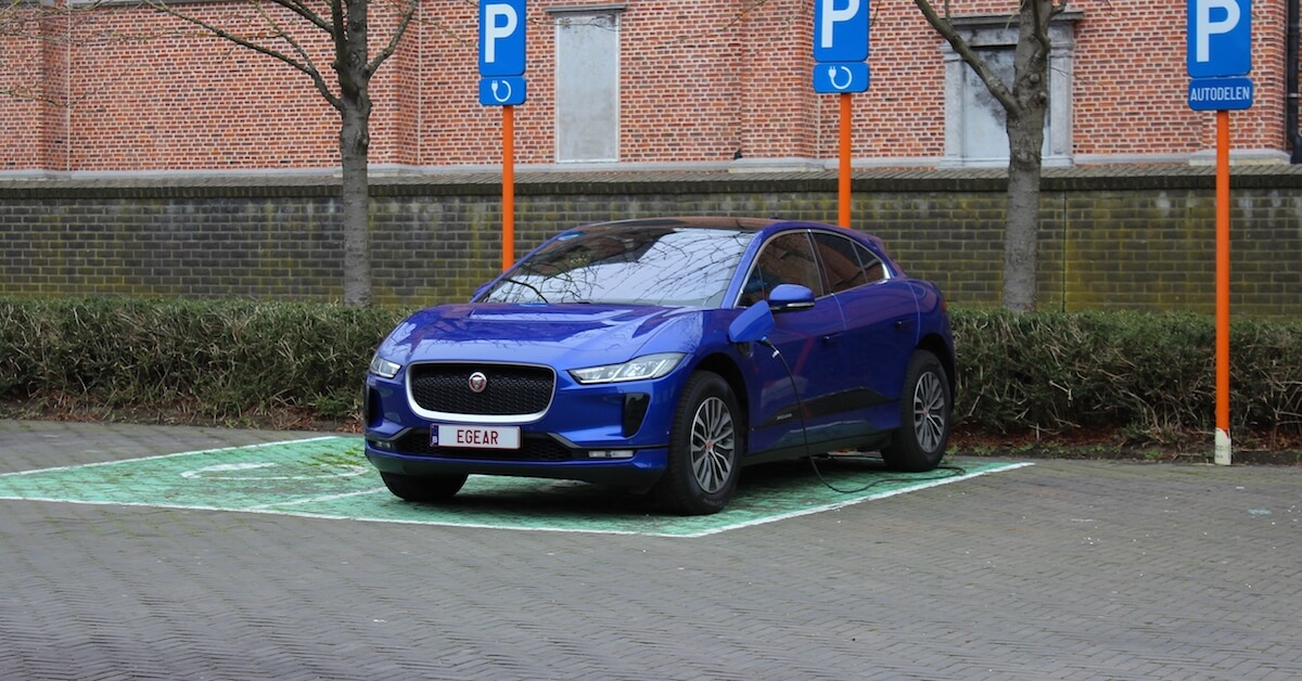 elektrische Jaguar I-Pace opladen aan laadpaal