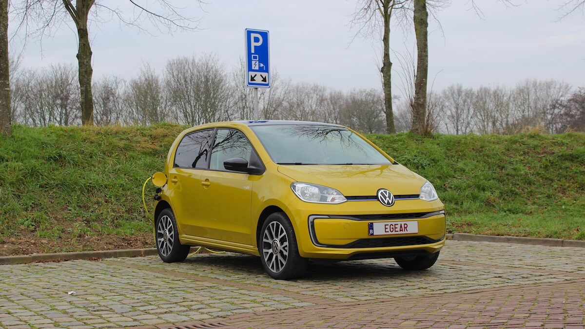 elektrische Volkswagen e-Up aan laadpaal