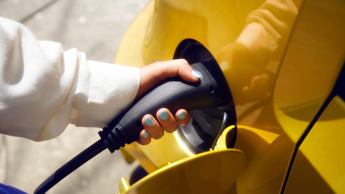 hand op laadkabel elektrische wagen