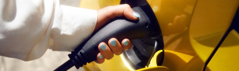 hand op laadstekker elektrische auto