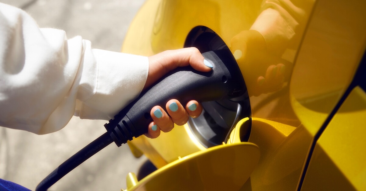 hand op laadstekker elektrische auto