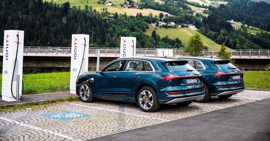 Audi e tron aan laadpaal