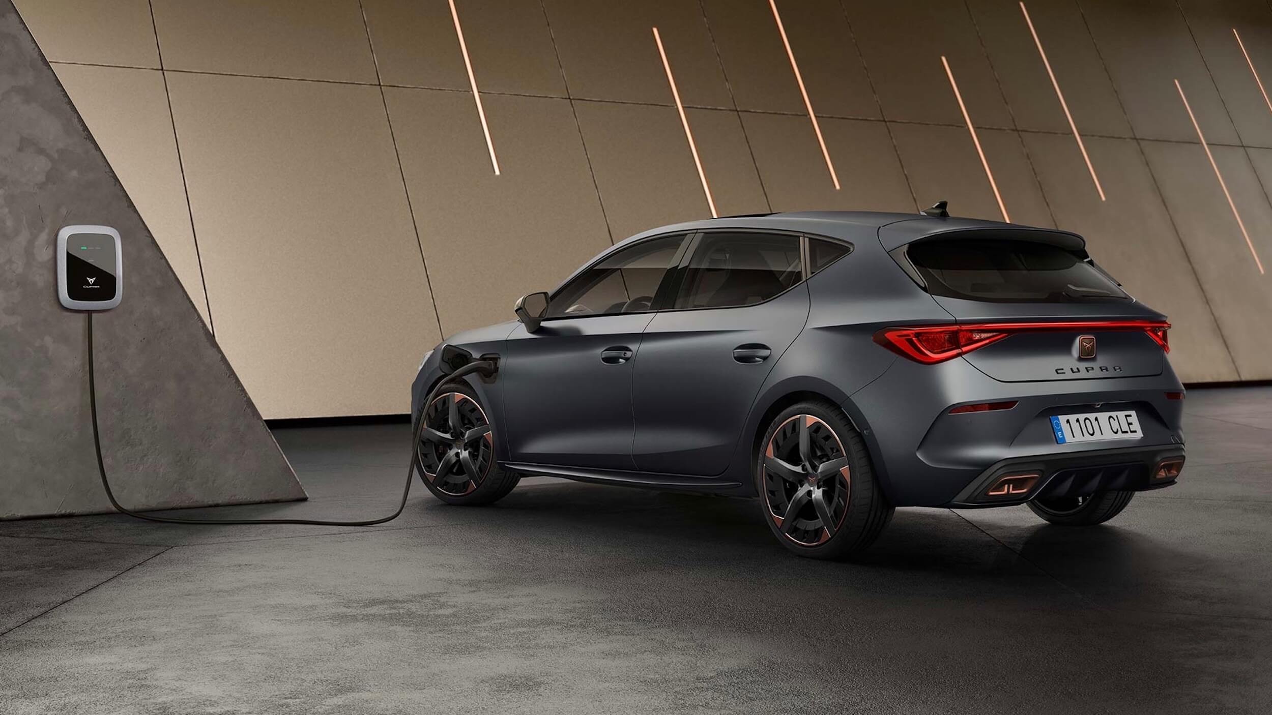 Cupra Leon PHEV aan laadpaal