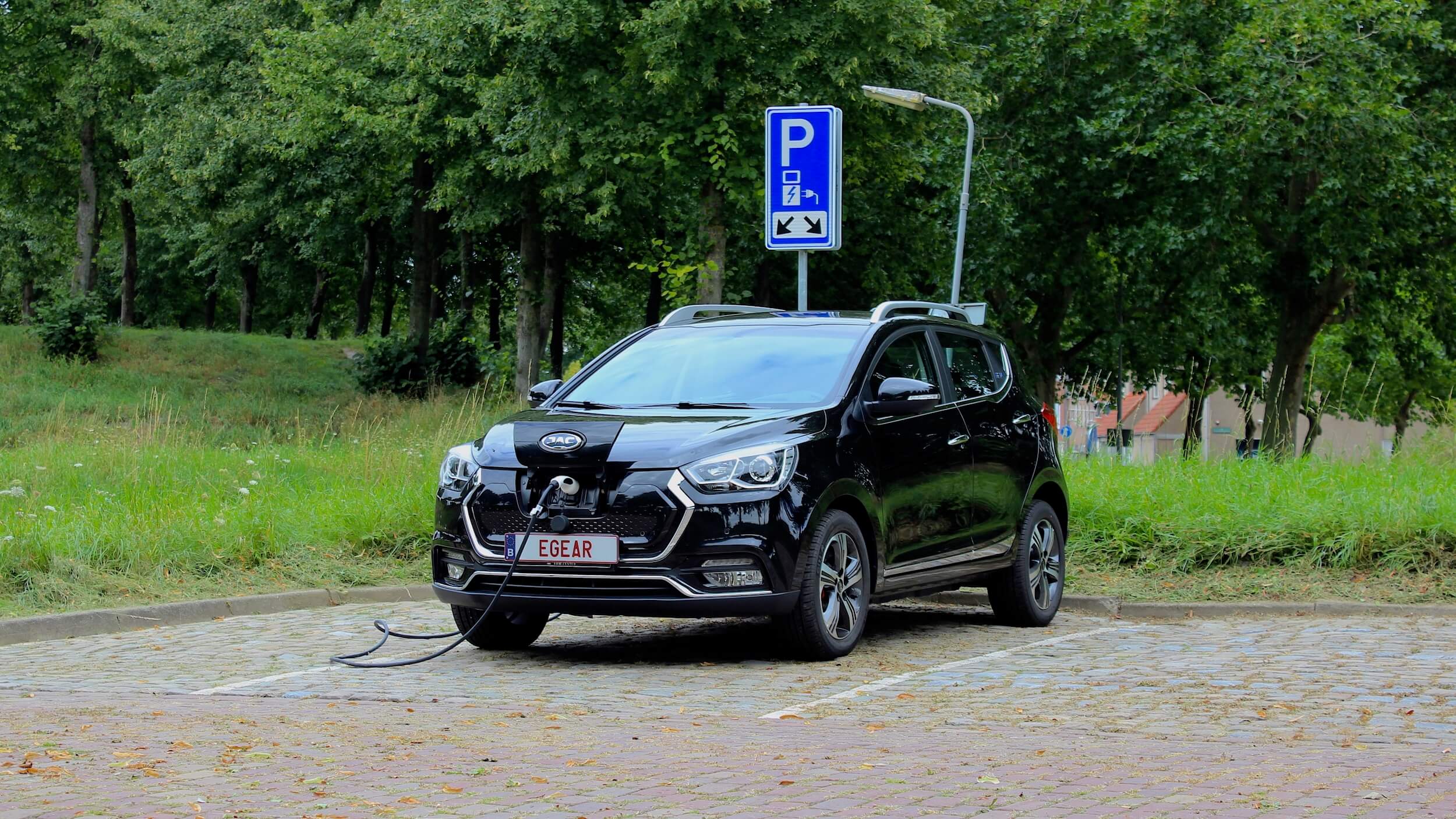 Elektrische JAC iEV7s opladen aan laadpaal