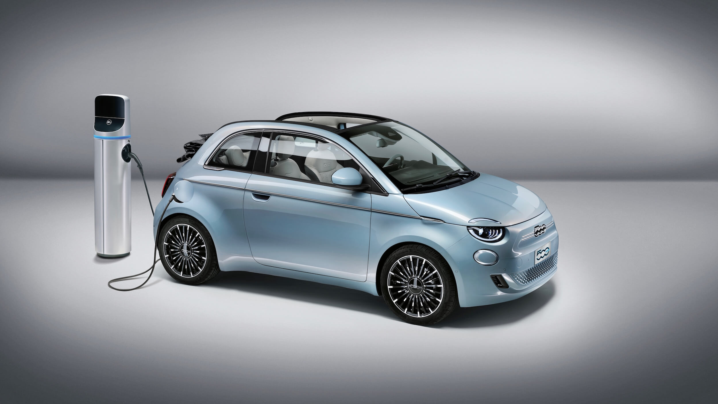 Fiat 500e aan laadpaal 2021