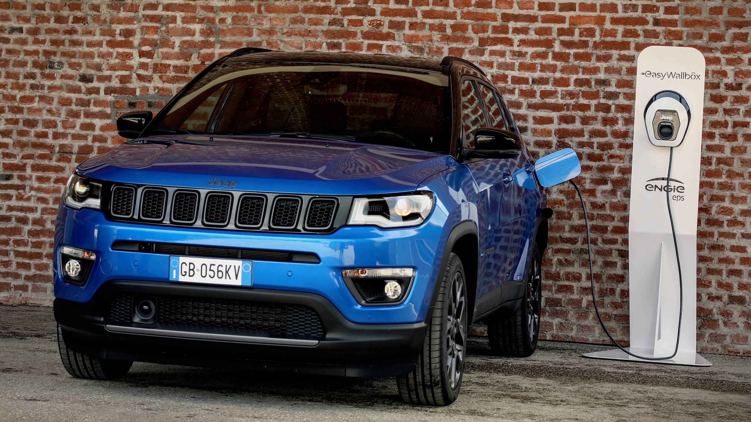 Hybride Jeep Compass 4xe aan laadpaal