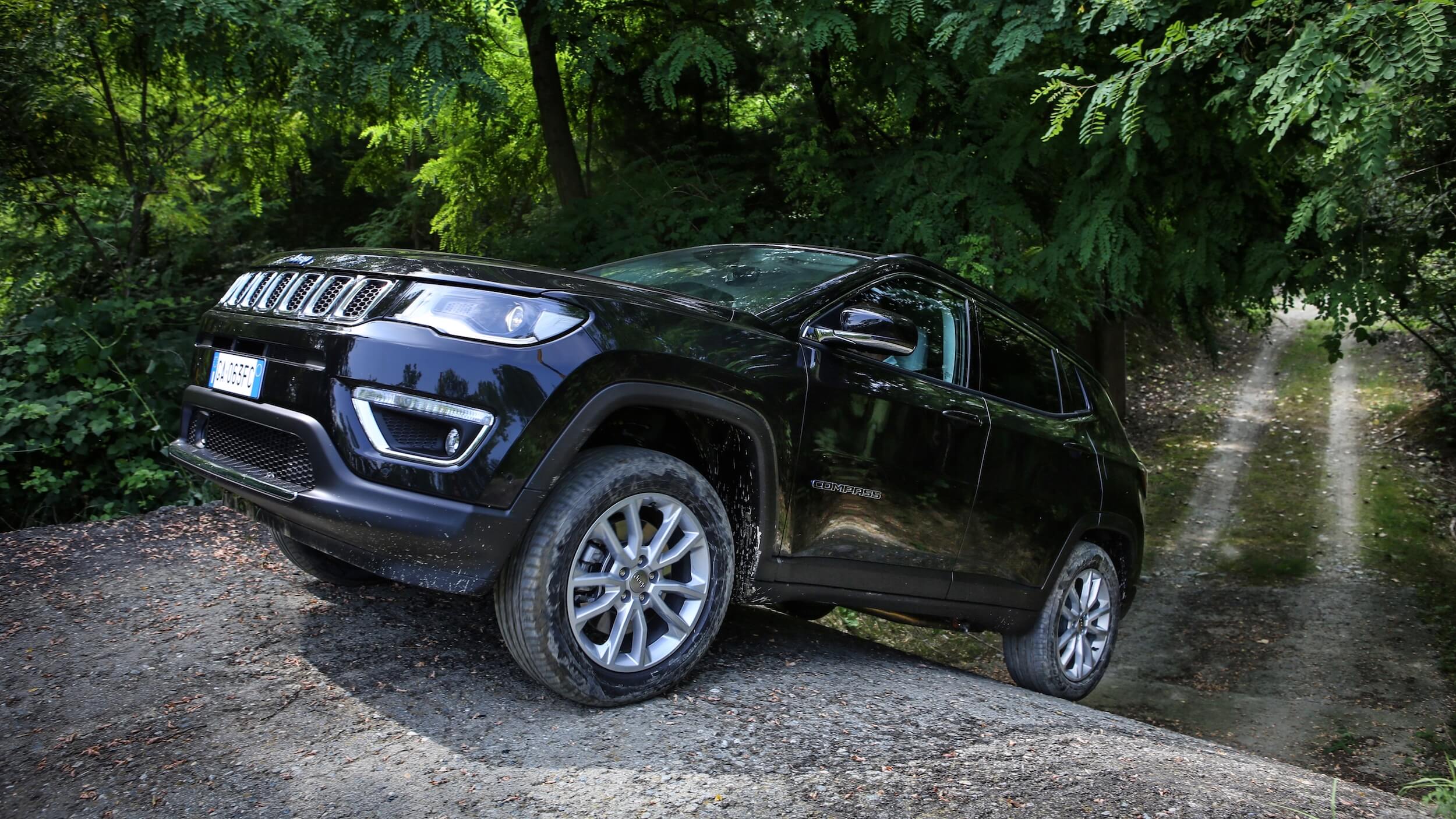 Hybride Jeep Compass 4xe op helling