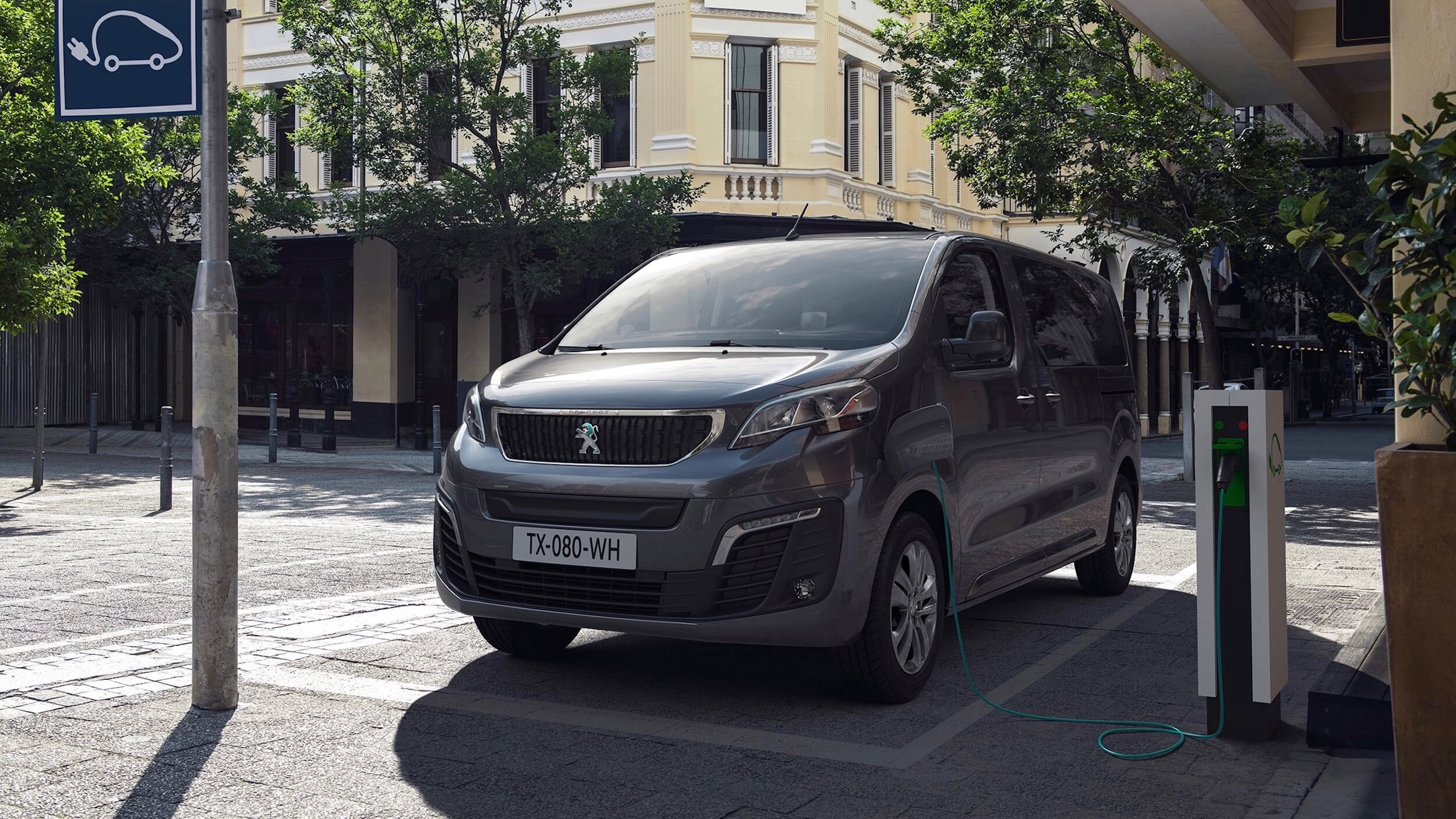 elektrische Peugeot minibus aan laadpaal