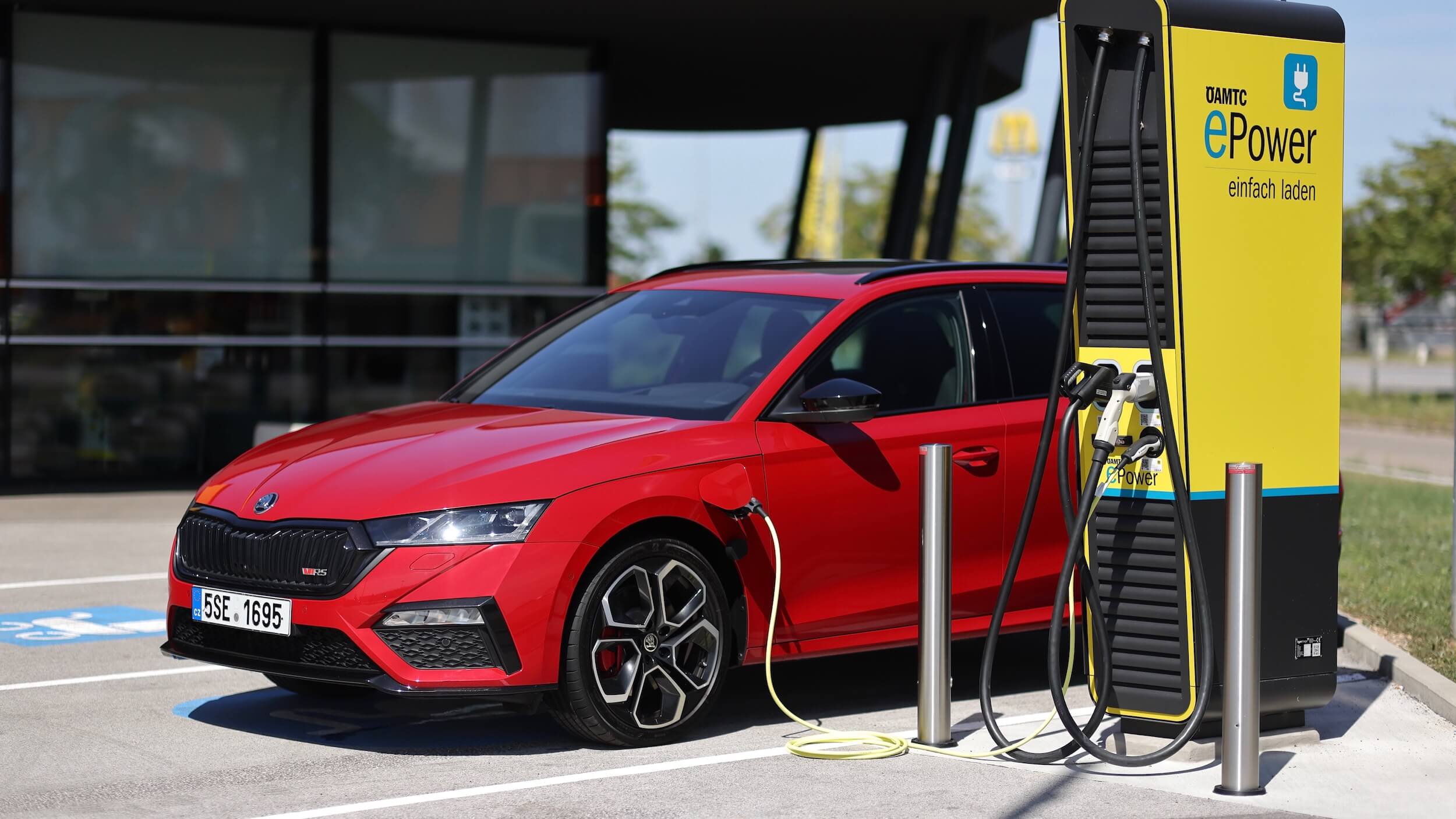 Plug in hybride Skoda Octavia Combi RS iV opladen