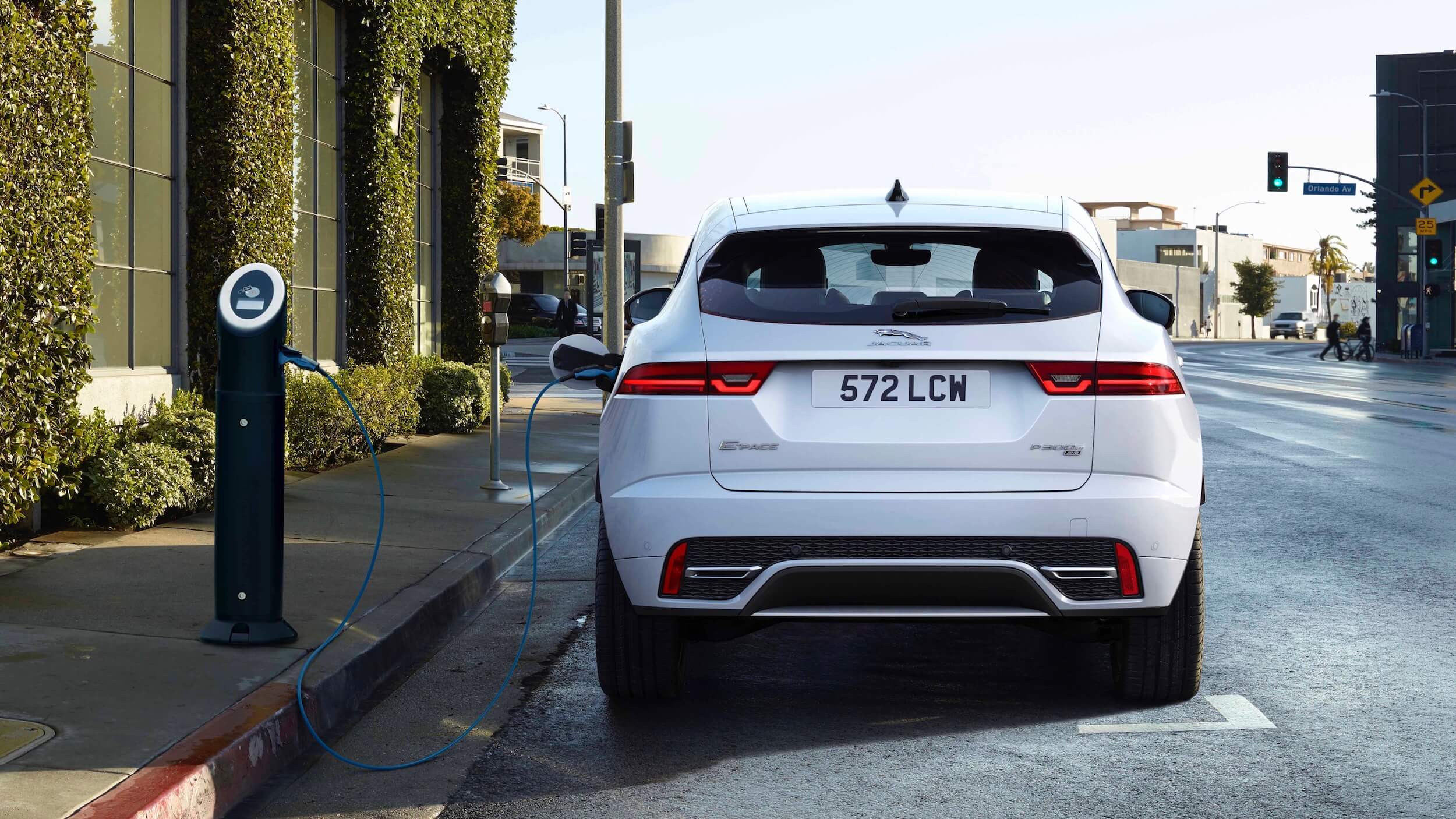 Jaguar E Pace PHEV aan laadpaal