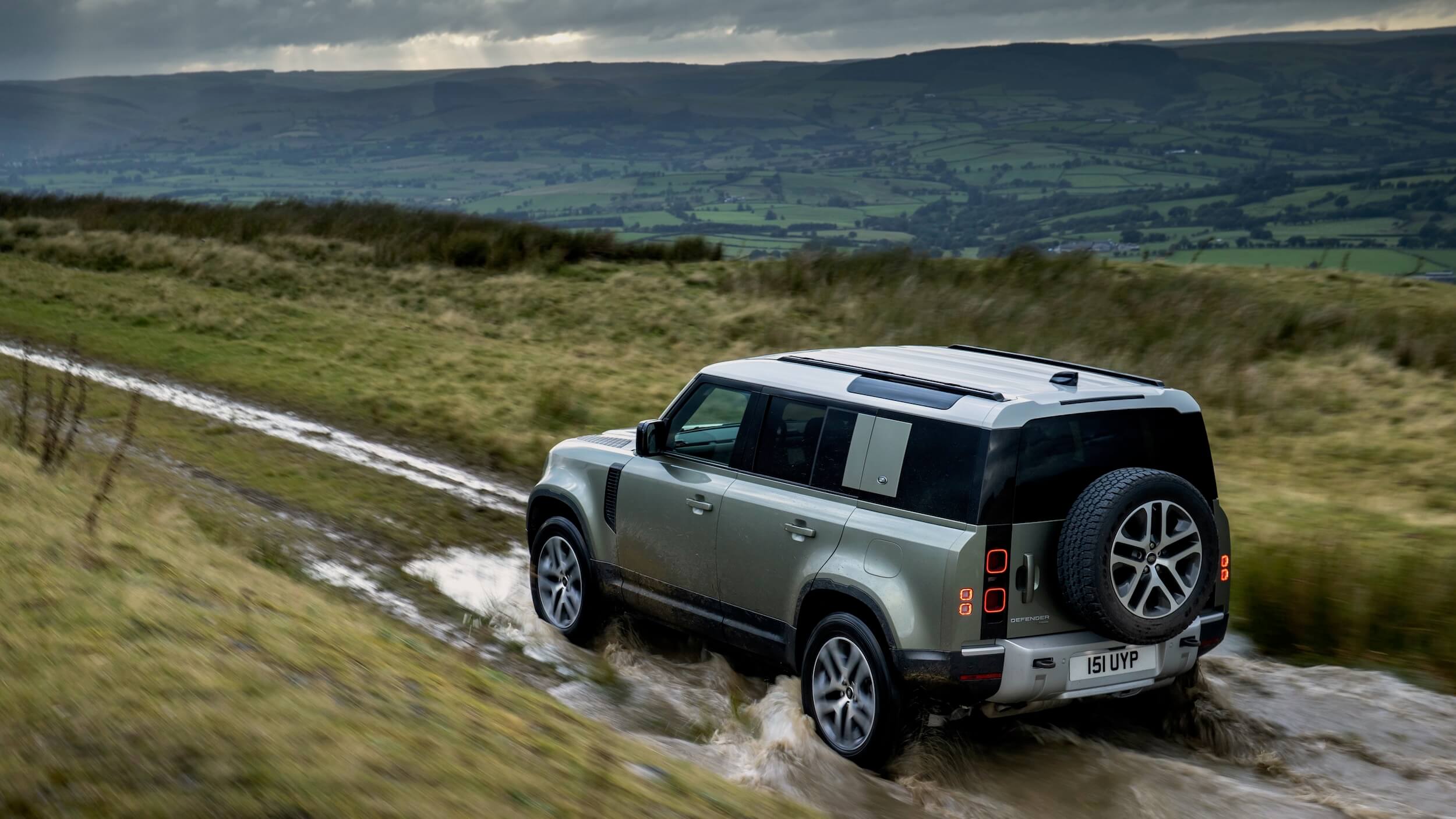 Land Rover Defender 110 P400e offroad