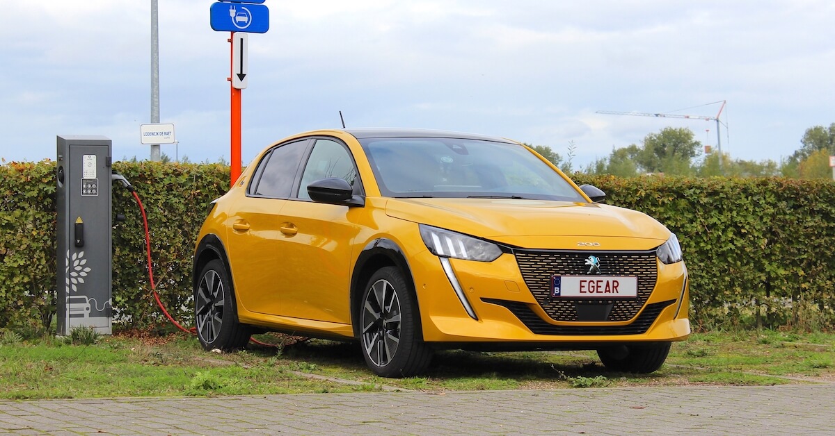 elektrische Peugeot e 208 opladen aan laadpaal