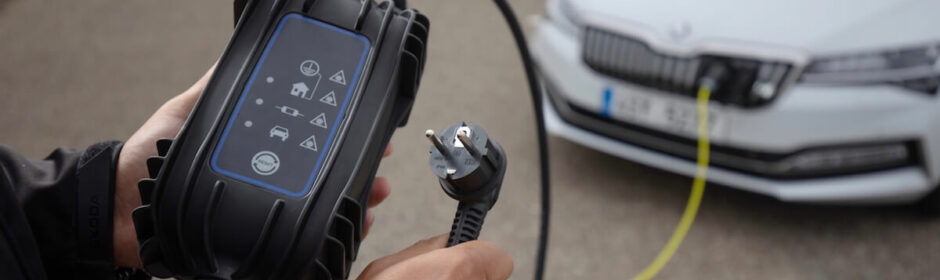 elektrische auto en stopcontact