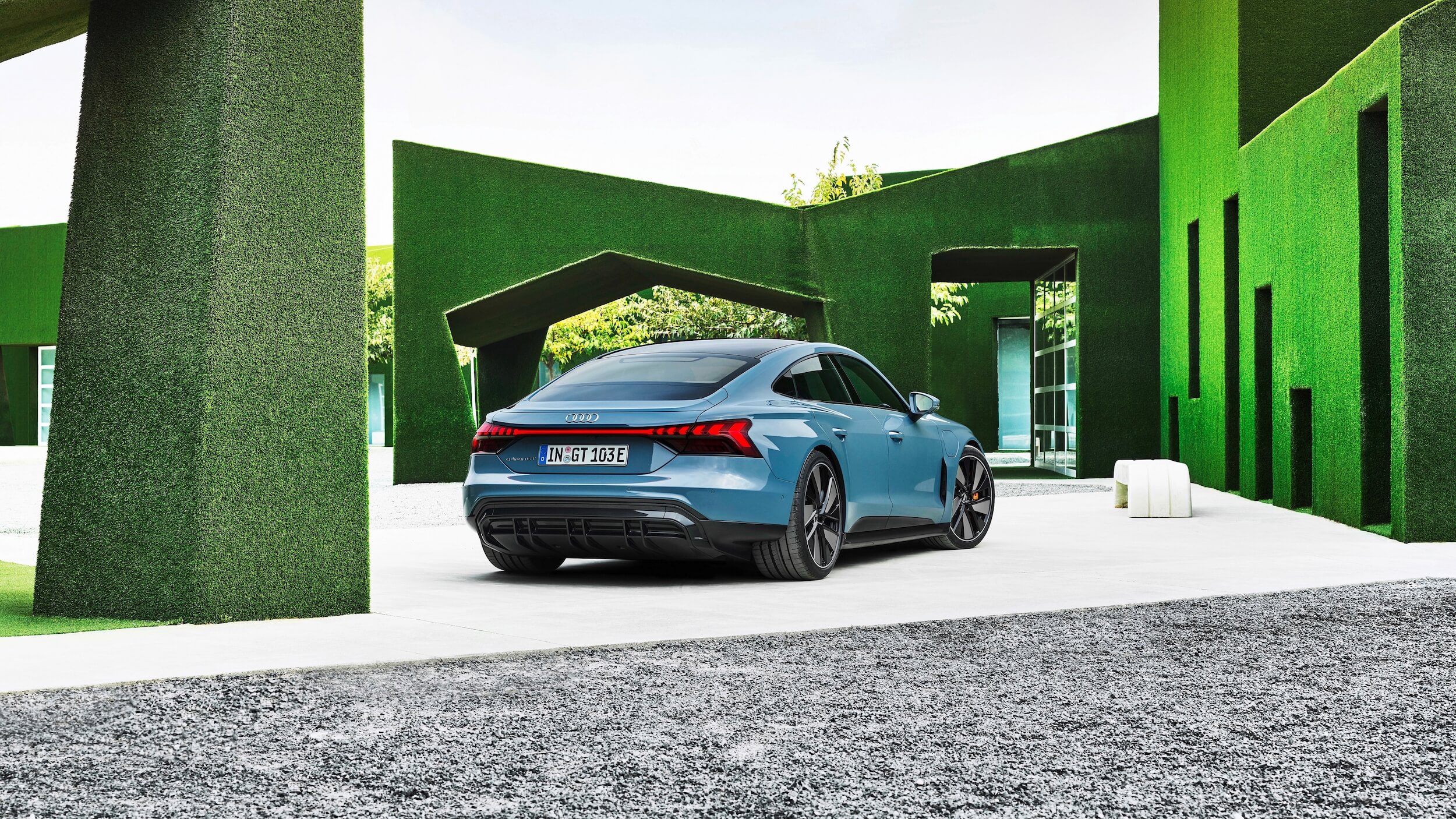 Audi e tron GT quattro groene achtergrond